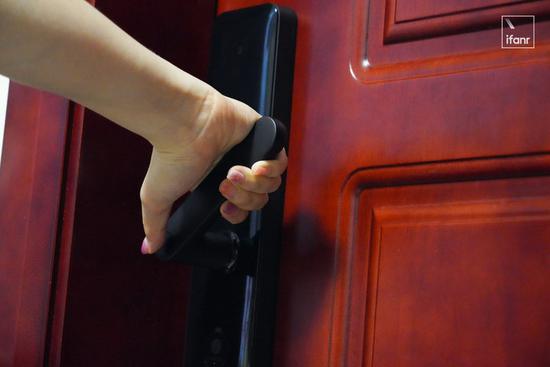 ▲ 室内、室外上提把手可以反锁门锁